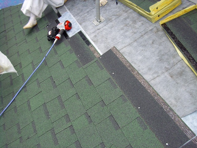 防水シートの上にアスファルトシングルを施工